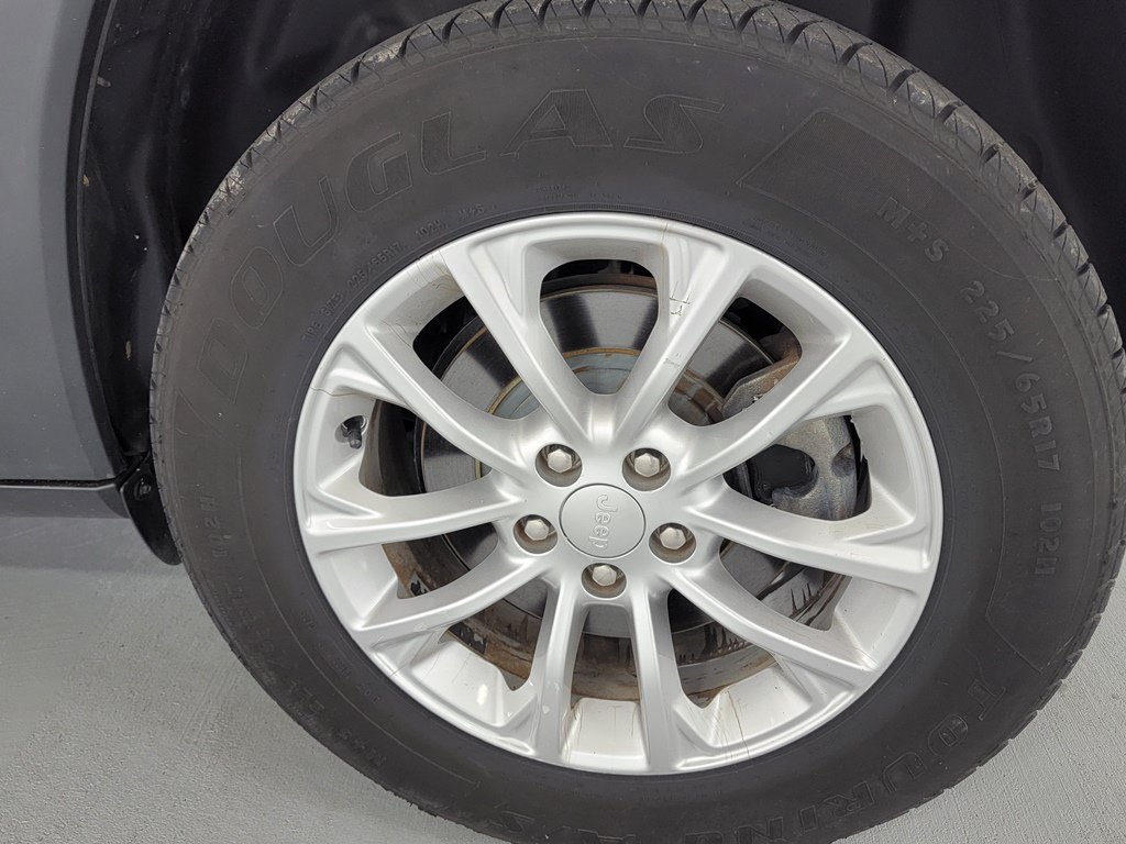 Used 2019 Jeep Cherokee Latitude w/ Popular Appearance Group AWD/4WD image 10