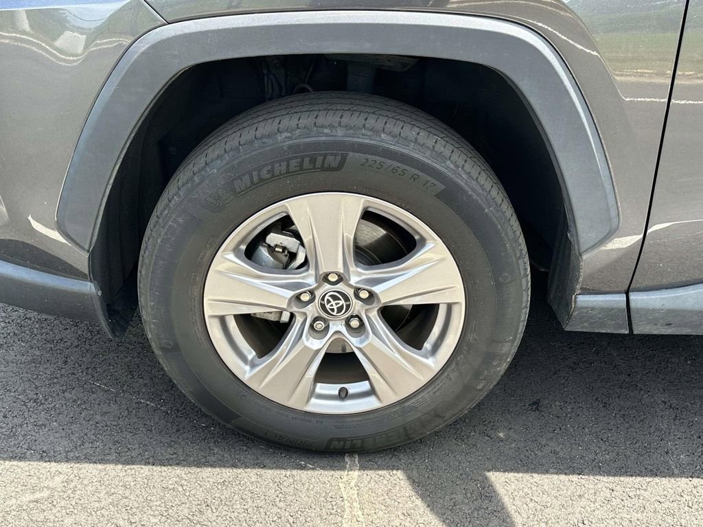 Used 2022 Toyota RAV4 XLE w/ Convenience Package image 4