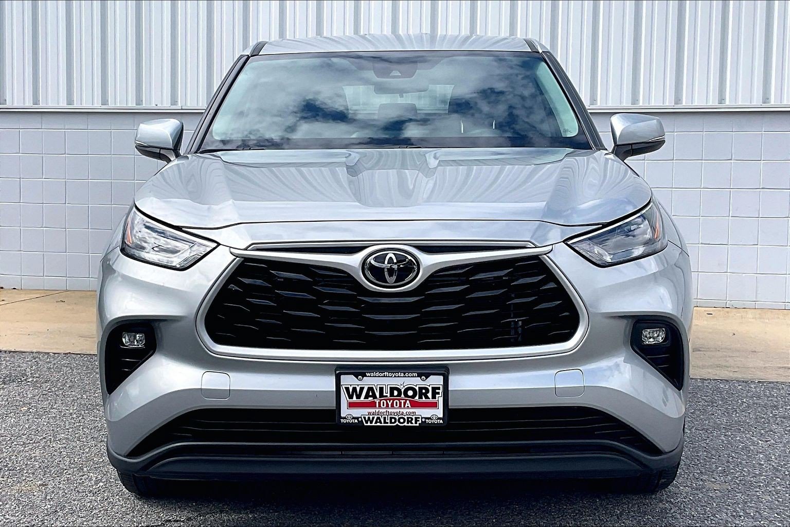 Used 2024 Toyota Highlander LE AWD/4WD image 3
