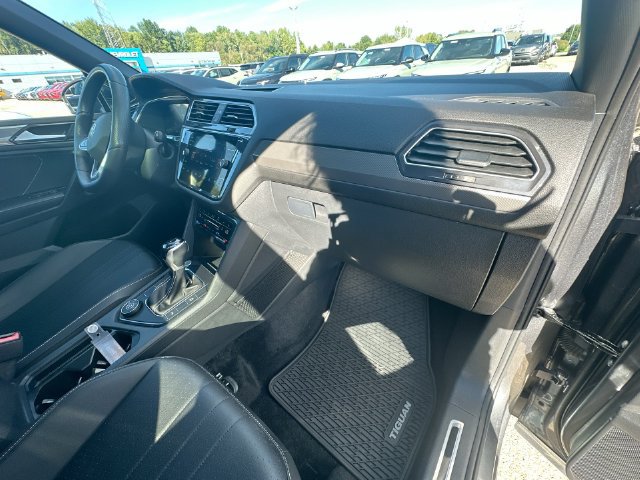 Used 2023 Volkswagen Tiguan SE R-Line AWD/4WD image 40