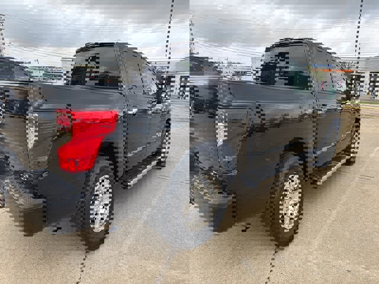 Used 2018 Nissan Titan SV w/ SV Convenience Package image 5