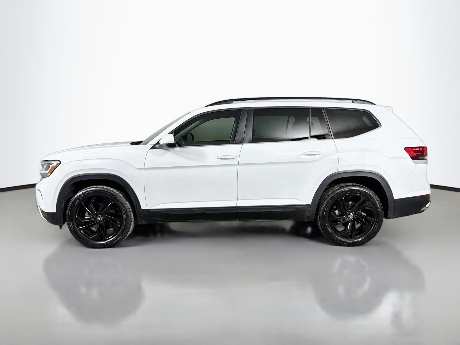 Certified 2023 Volkswagen Atlas SE w/ Black Wheel Package FWD image 8