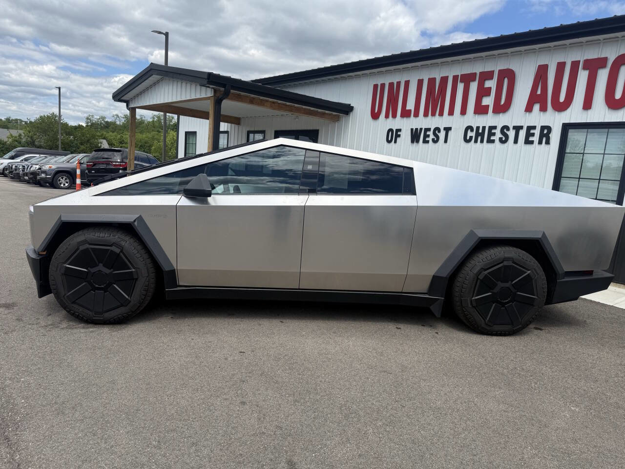 Used 2024 Tesla Cybertruck AWD Crew Cab image 12