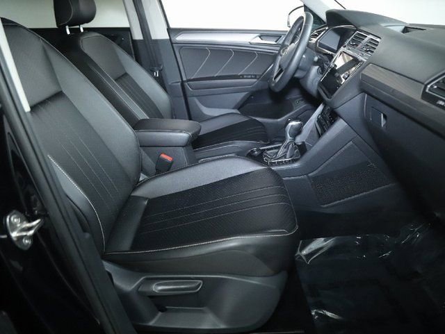 Used 2022 Volkswagen Tiguan SE w/ Panoramic Sunroof Package image 36