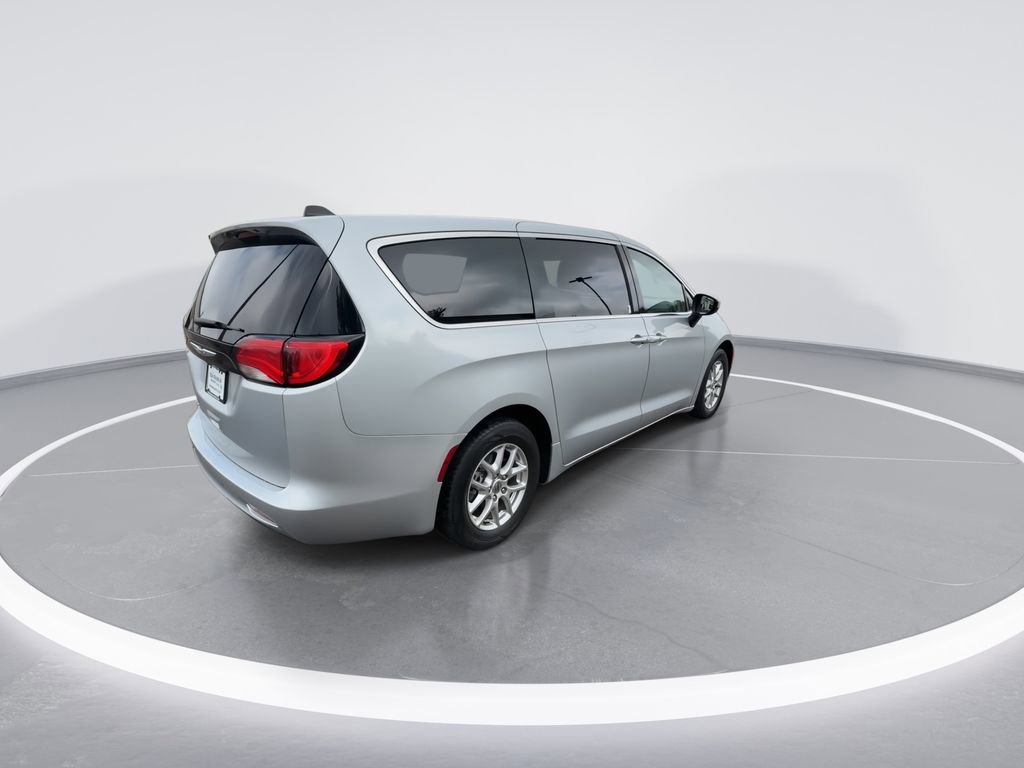 Used 2022 Chrysler Voyager LX FWD image 8