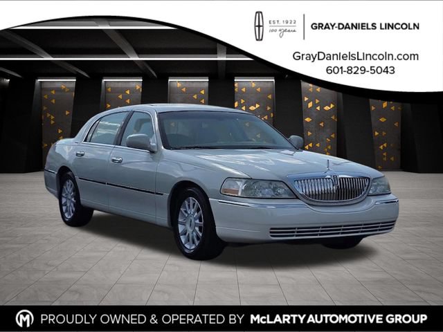 Used 2006 Lincoln Town Car Signature RWD image 1