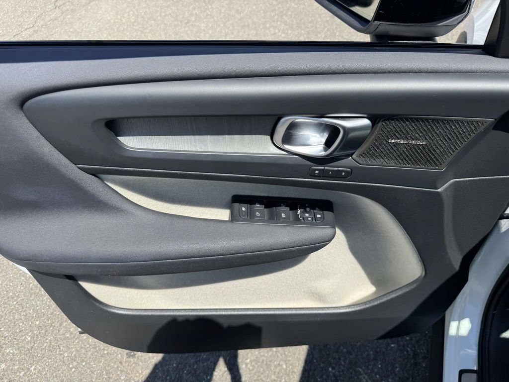 Certified 2024 Volvo XC40 B5 Plus w/ Protection Package Premier AWD/4WD image 18