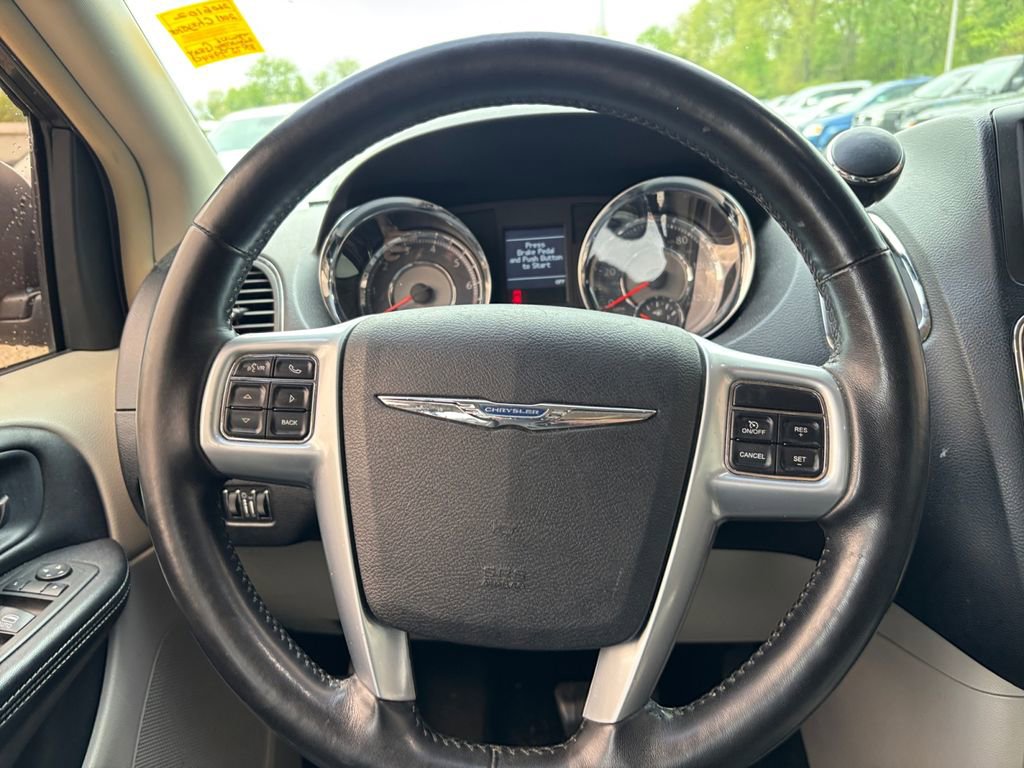 Used 2011 Chrysler Town & Country Touring-L w/ Entertainment Group #2 FWD image 33