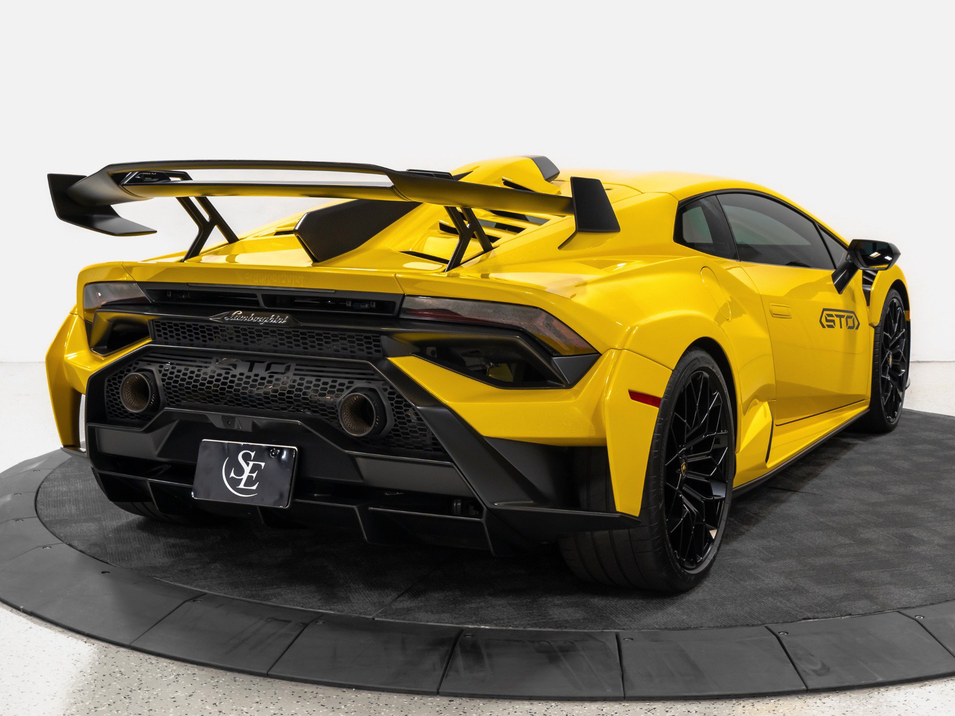 Used 2022 Lamborghini Huracan STO RWD image 9