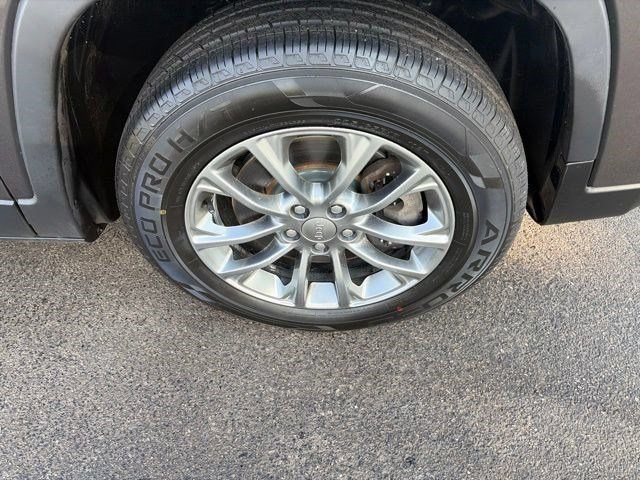 Used 2020 Jeep Cherokee Latitude Plus w/ Cold Weather Group AWD/4WD image 43