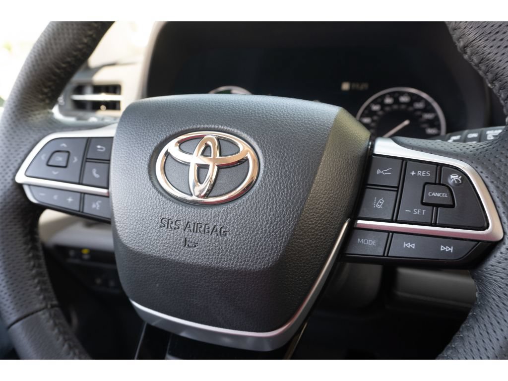 Used 2022 Toyota Sienna Limited FWD image 30