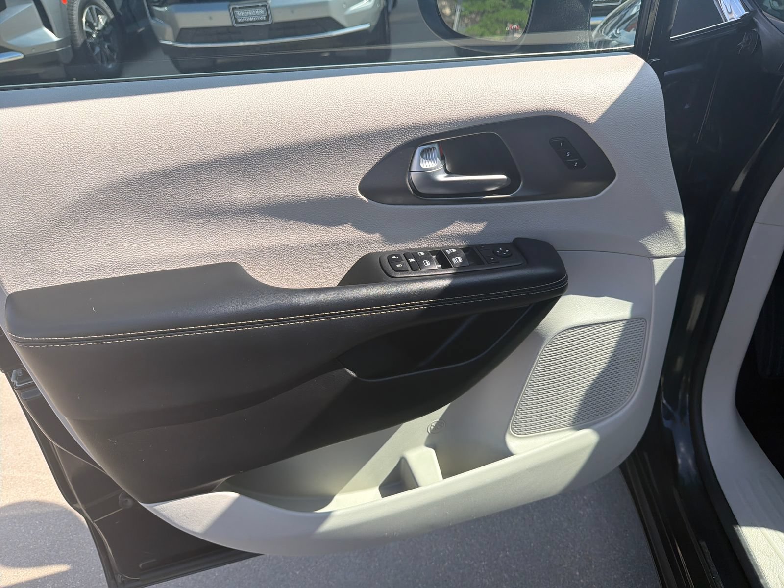 Used 2023 Chrysler Pacifica Touring-L FWD image 16