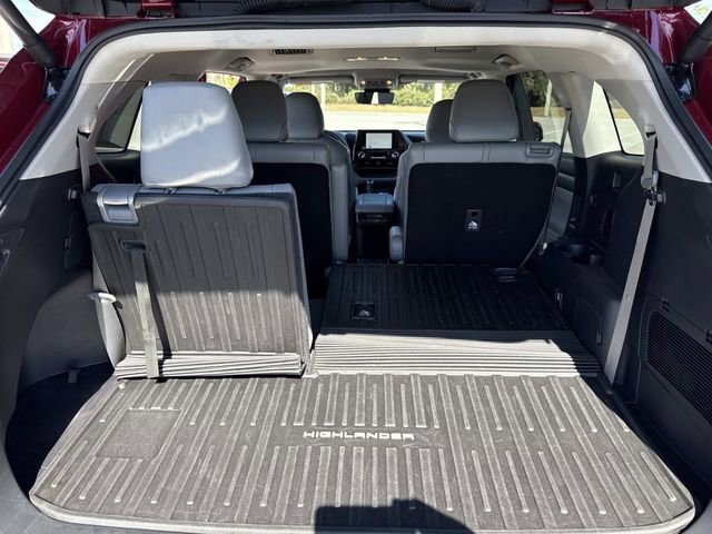 Used 2025 Toyota Highlander XLE image 38