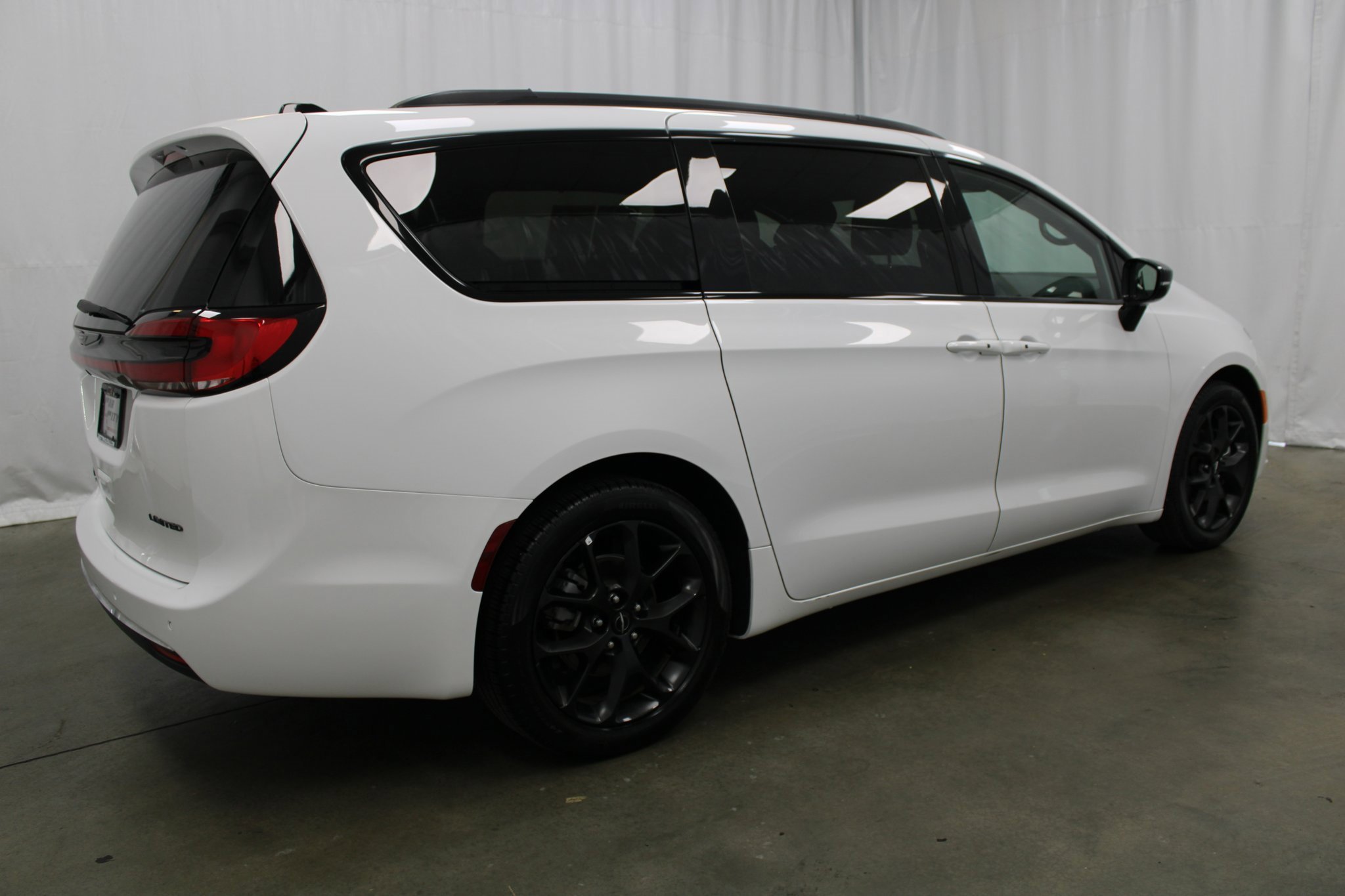 Used 2025 Chrysler Pacifica Limited image 5