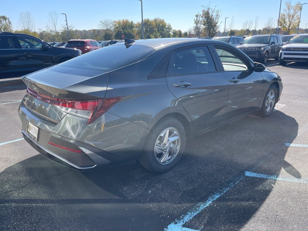 Used 2024 Hyundai Elantra SE FWD image 5