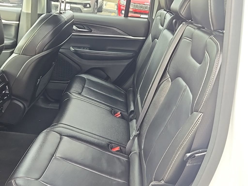 Used 2023 Jeep Grand Cherokee Limited image 14