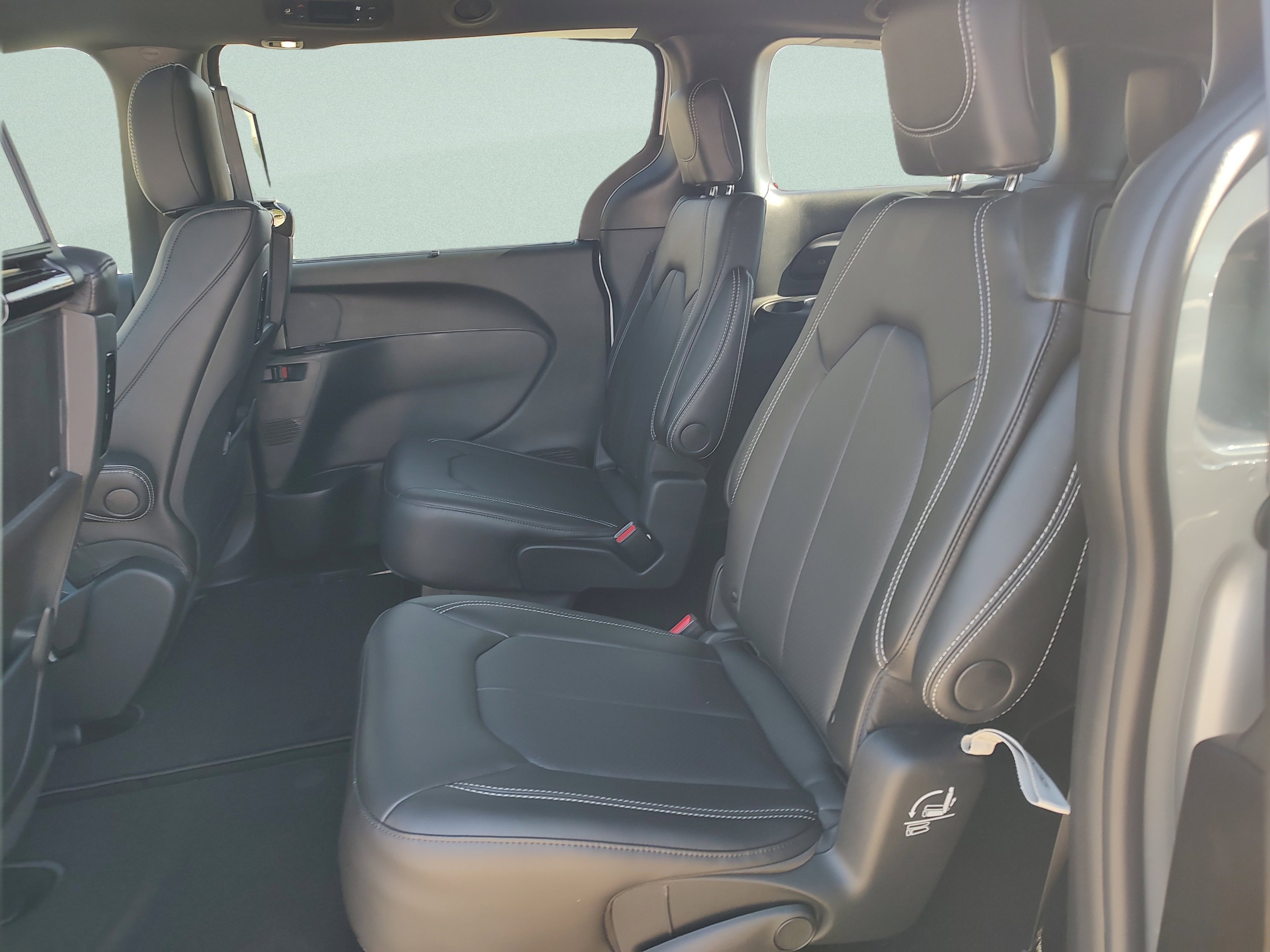 New 2026 Chrysler Pacifica Select FWD image 30