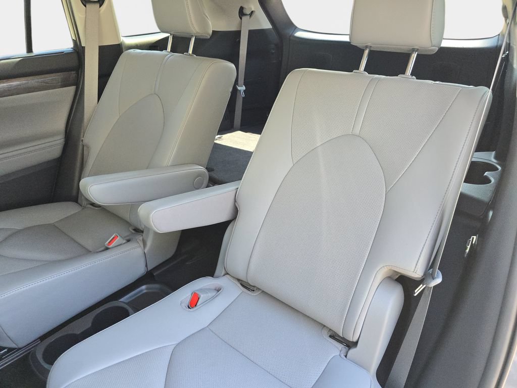 Used 2021 Toyota Highlander Limited FWD image 18