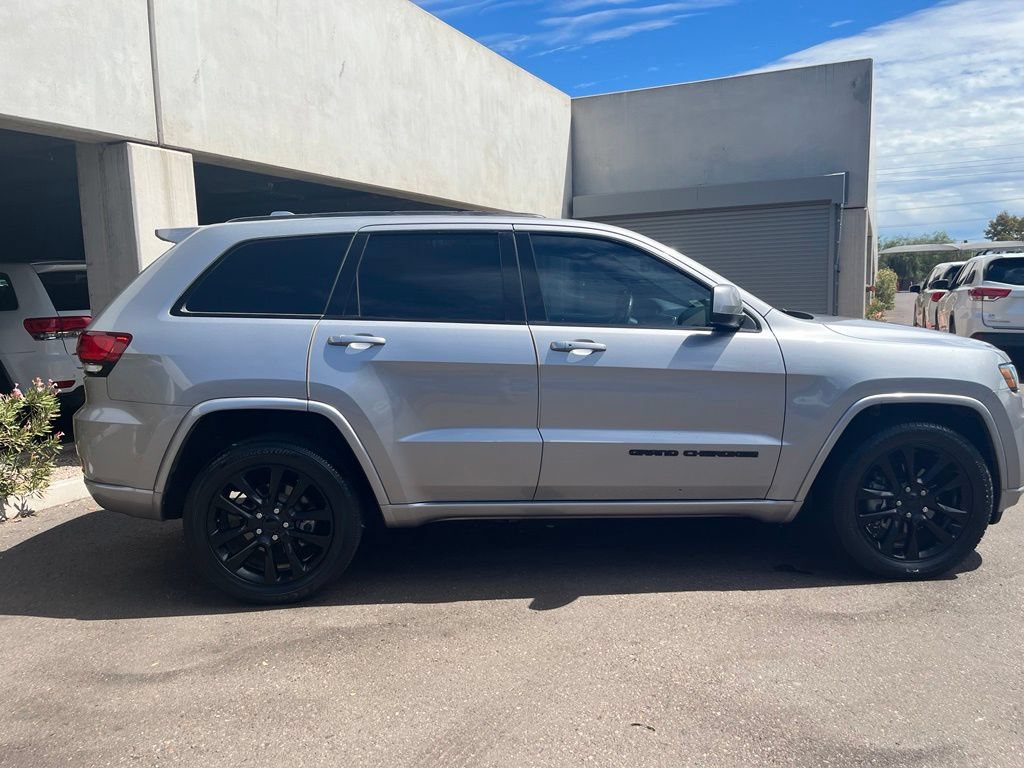 Used 2018 Jeep Grand Cherokee Altitude AWD/4WD image 4