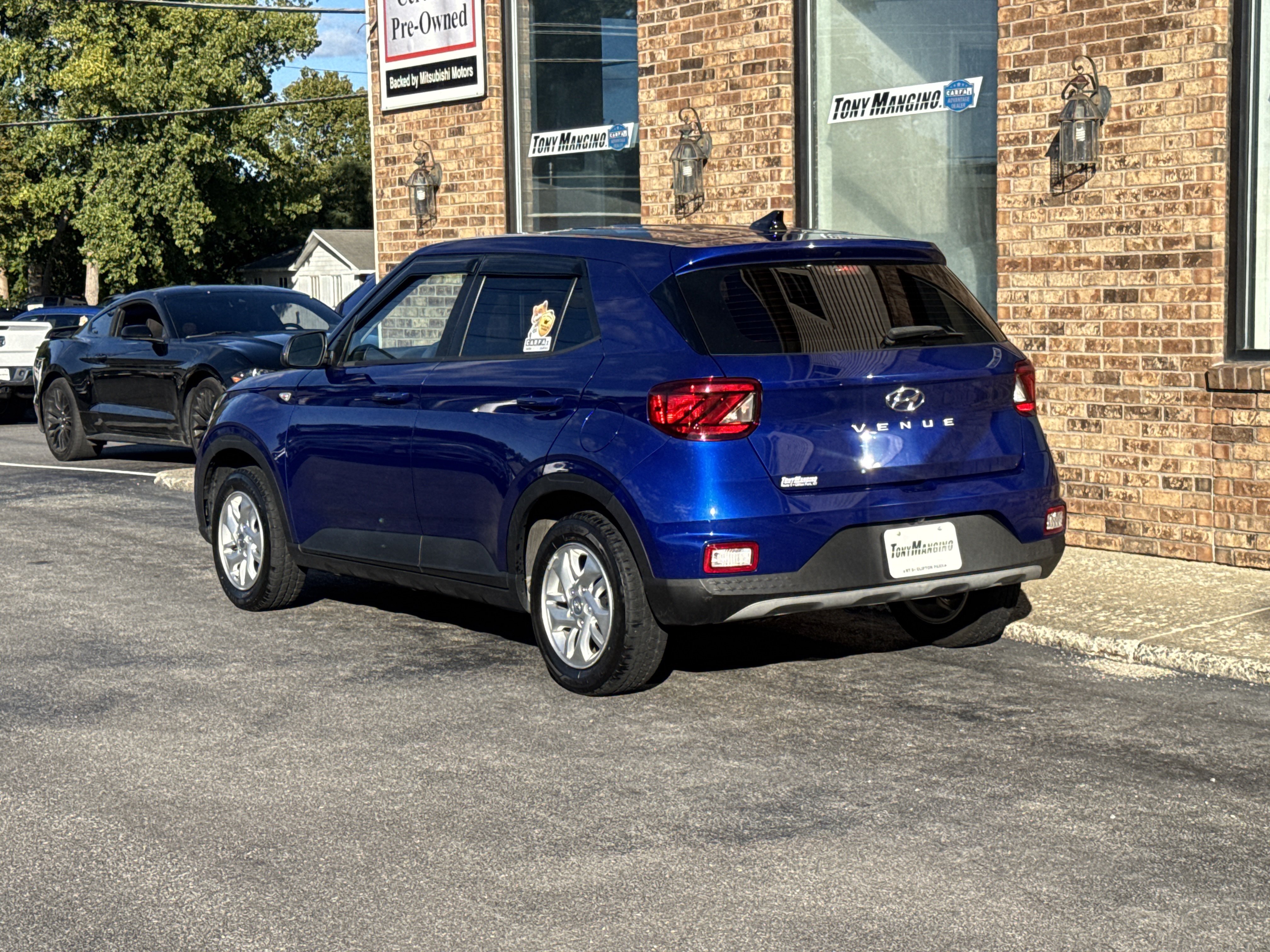 Used 2022 Hyundai Venue SE FWD image 3