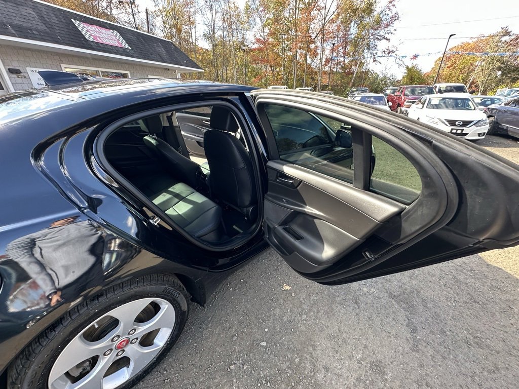 Used 2018 Jaguar XE Premium image 19