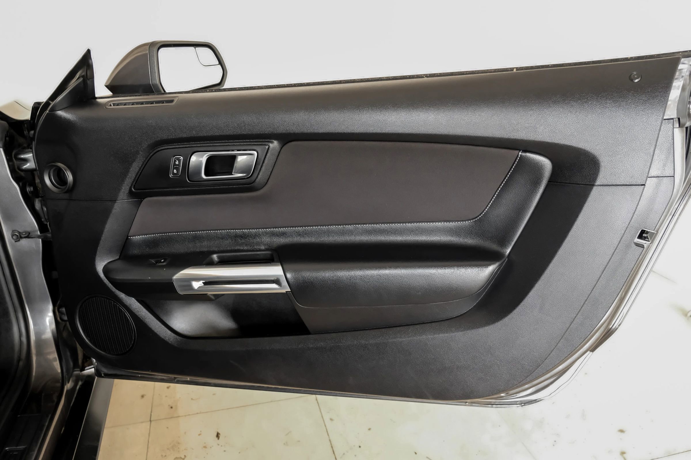Used 2018 Ford Mustang Coupe RWD image 36