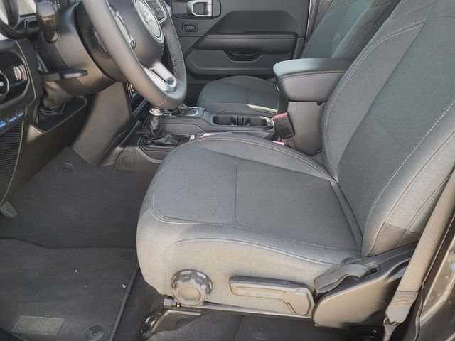 Used 2025 Jeep Wrangler Unlimited Sahara AWD/4WD image 19