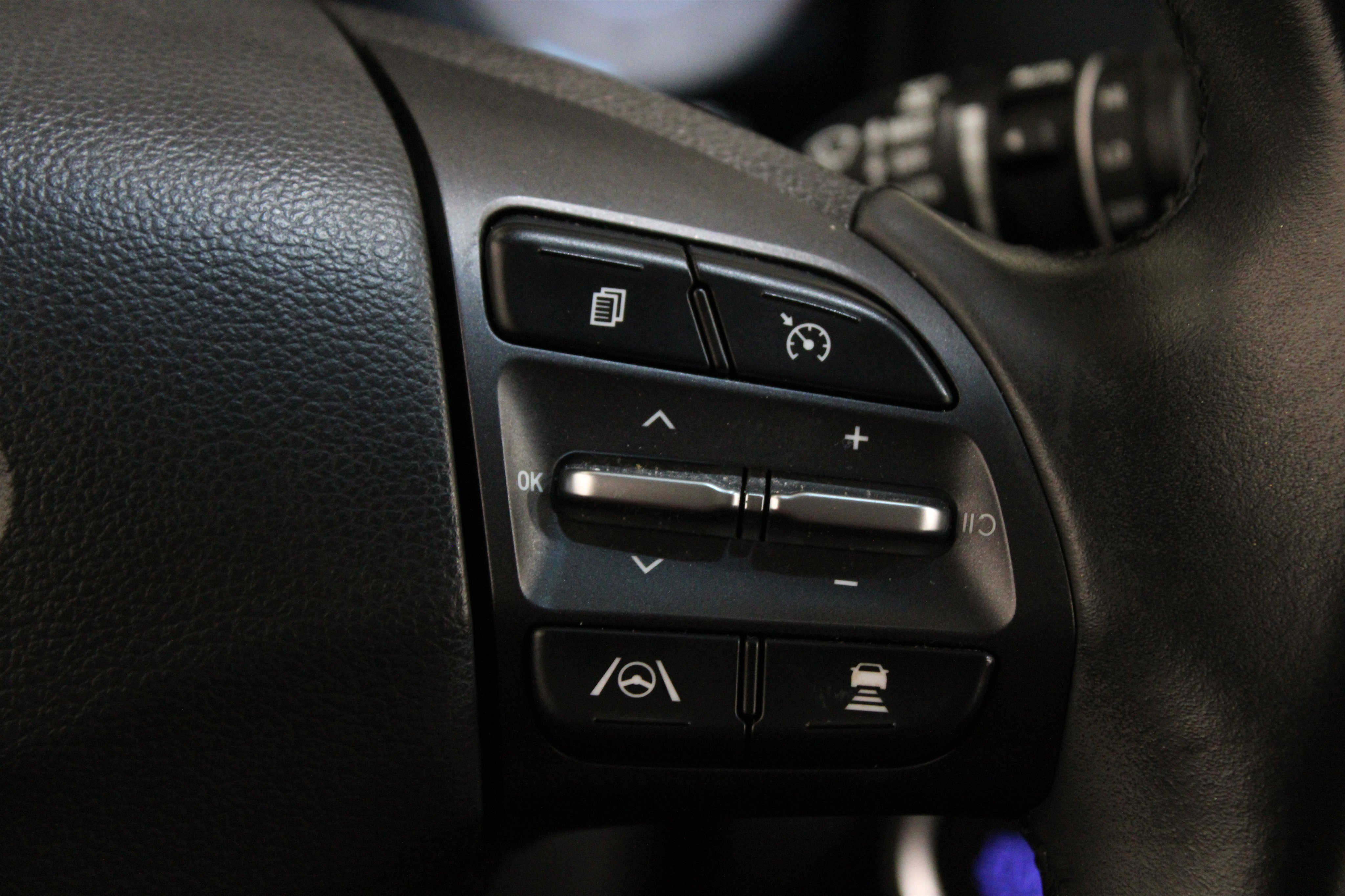 Used 2022 Hyundai Kona Limited image 11