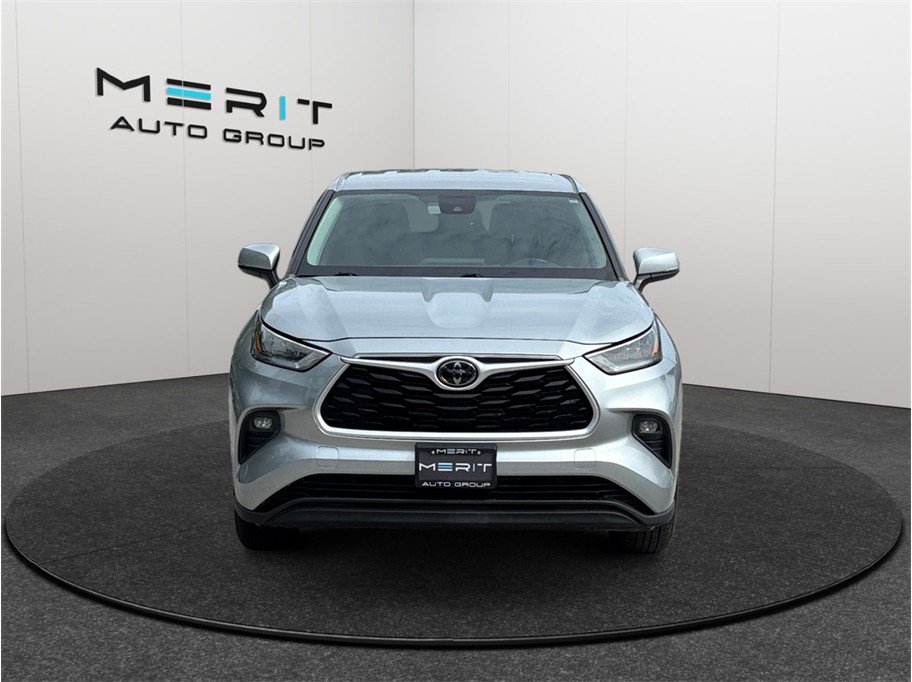 Used 2020 Toyota Highlander LE FWD image 3