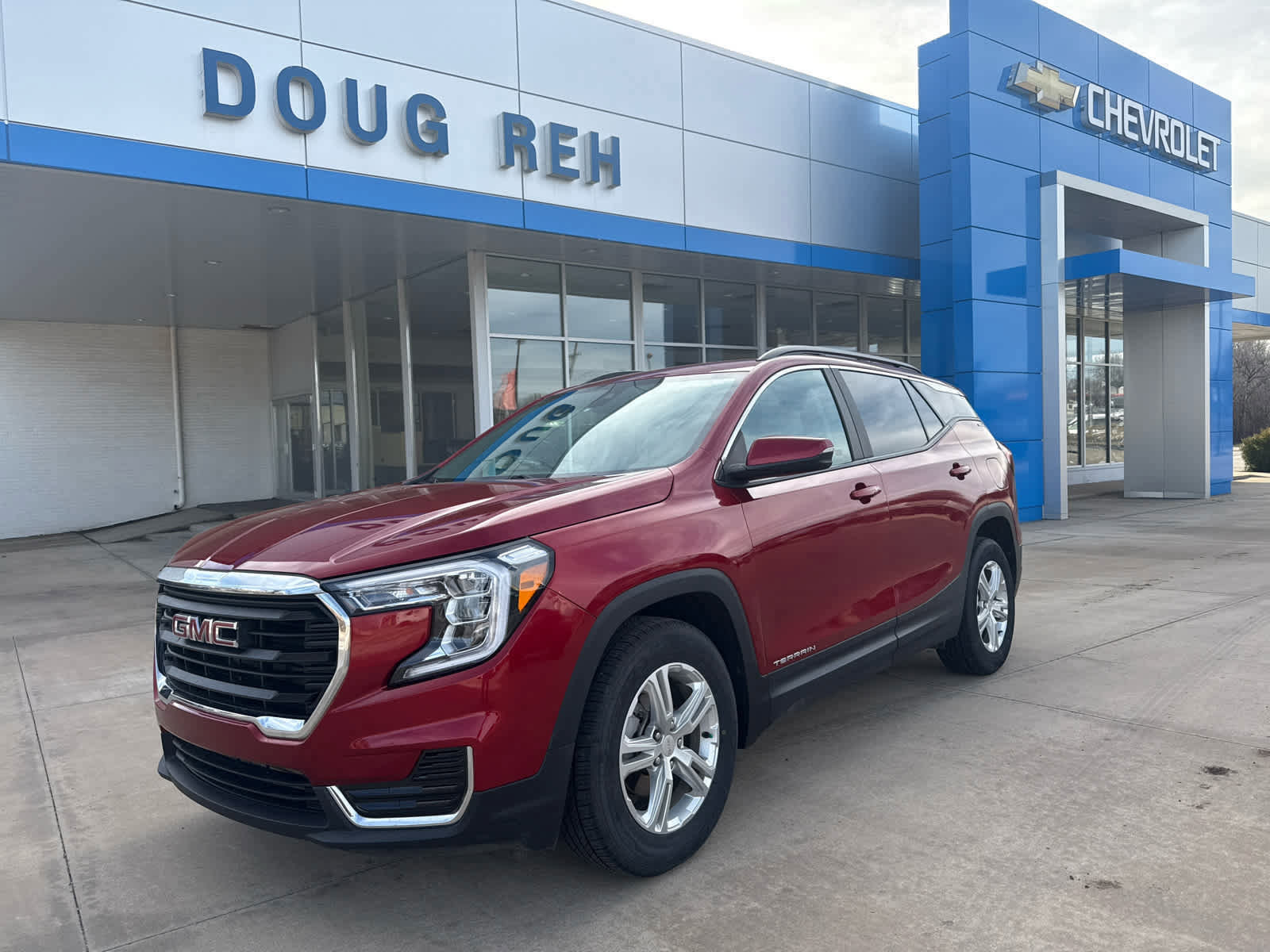 Used 2022 GMC Terrain SLE w/ Driver Convenience Package image 1