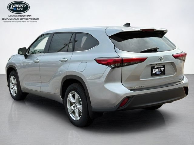 Used 2023 Toyota Highlander LE FWD image 5