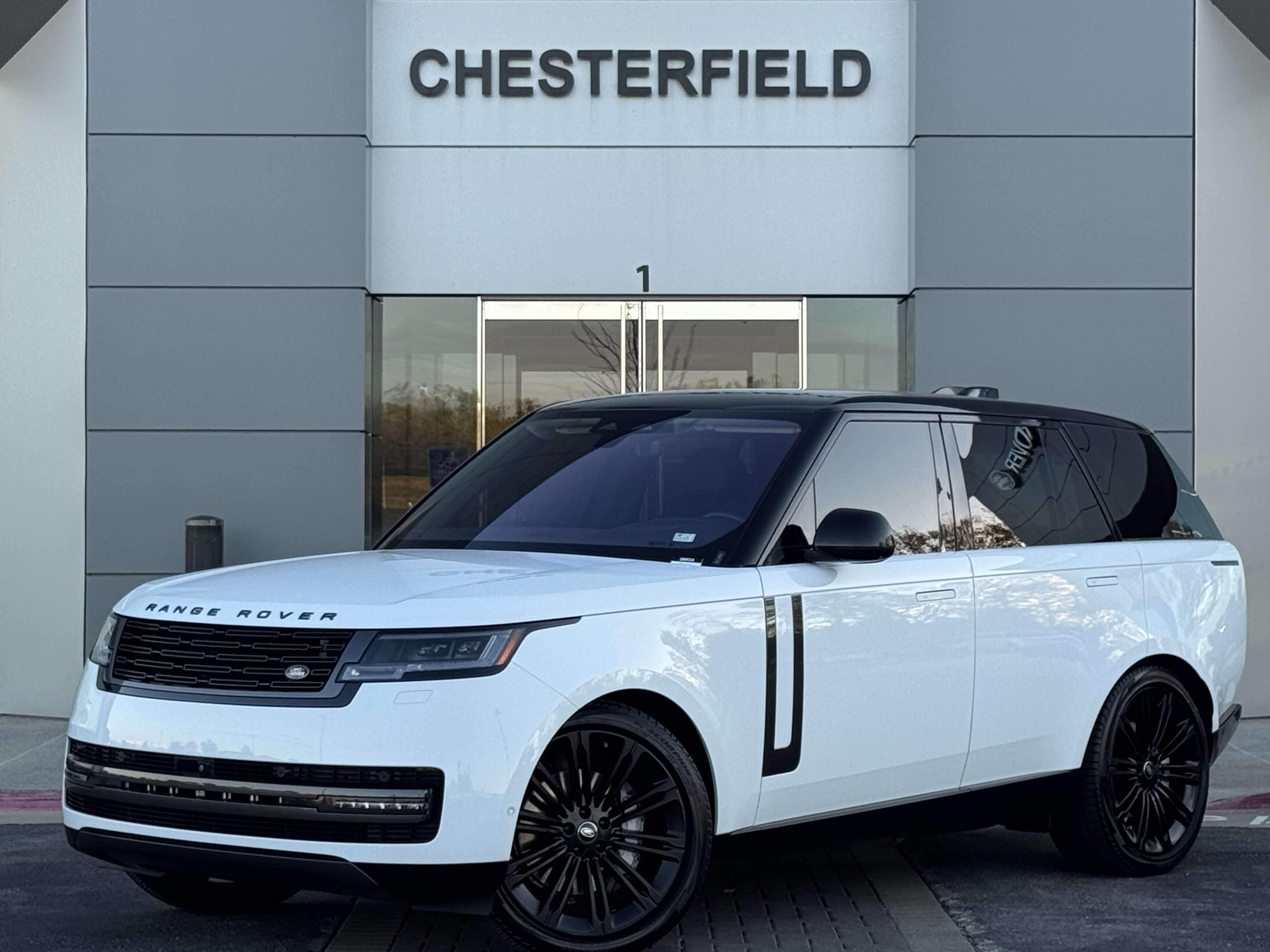 Used 2022 Land Rover Range Rover SE AWD/4WD image 1