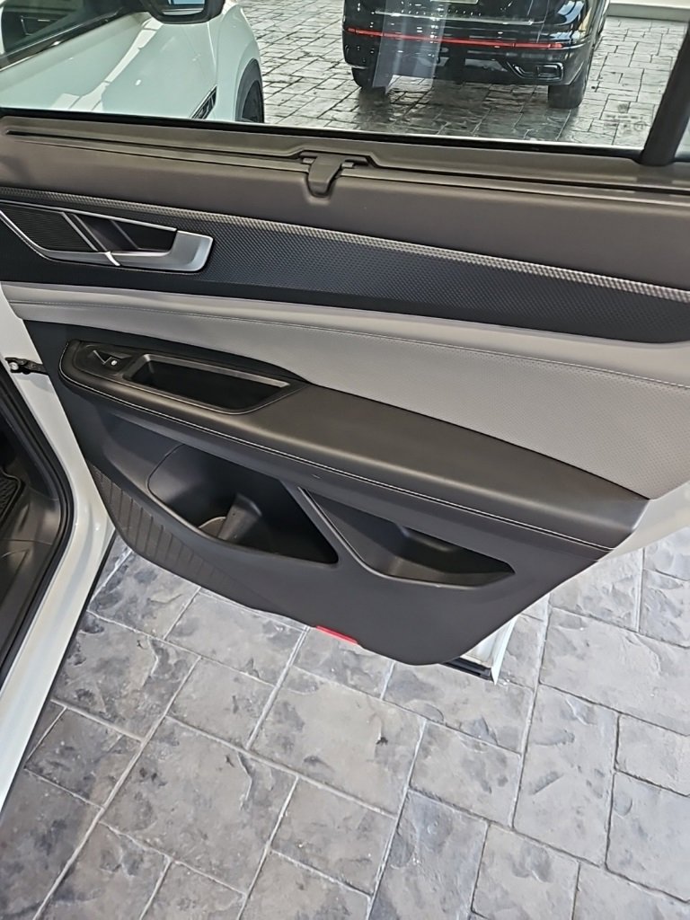 Used 2024 Volkswagen Atlas Cross Sport SEL R-Line image 15