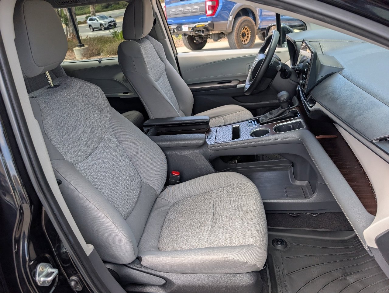 Used 2024 Toyota Sienna LE FWD image 9
