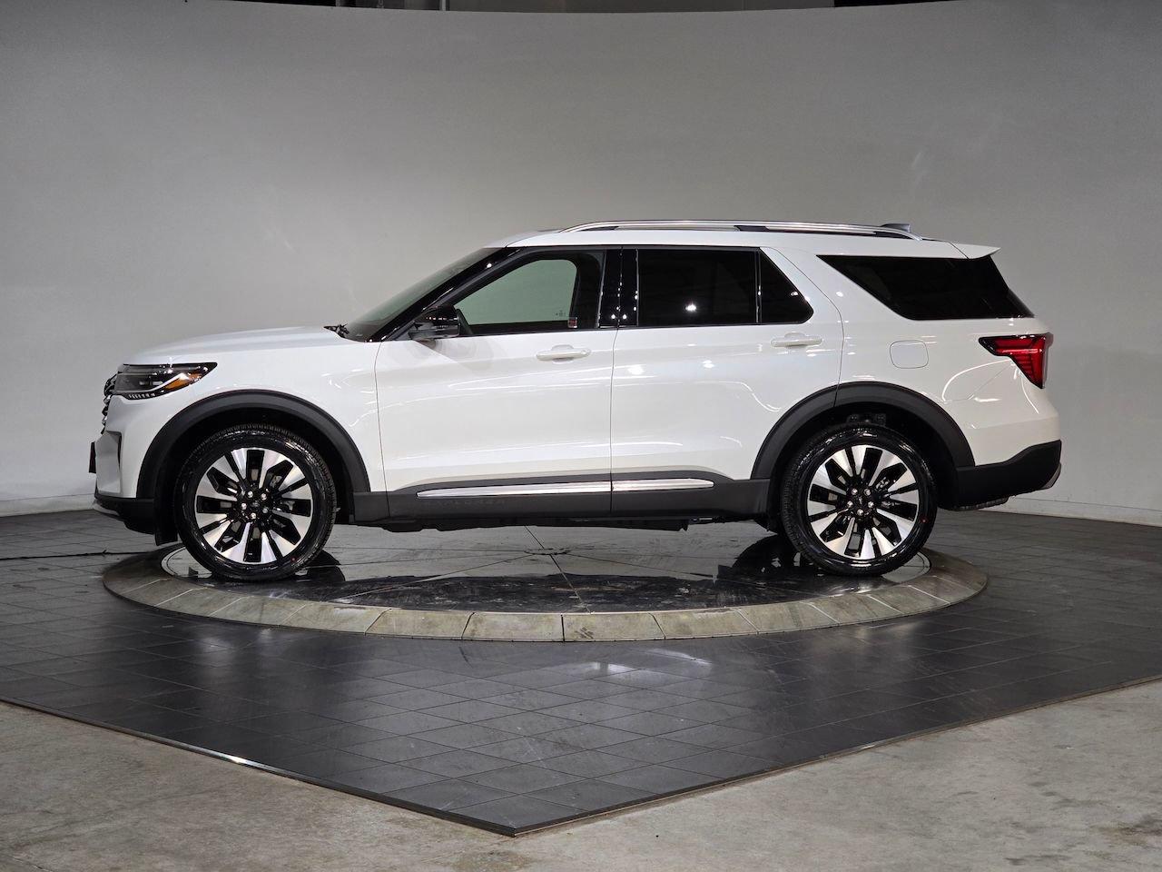 New 2026 Ford Explorer Platinum w/ LUX Leather Package AWD/4WD image 7