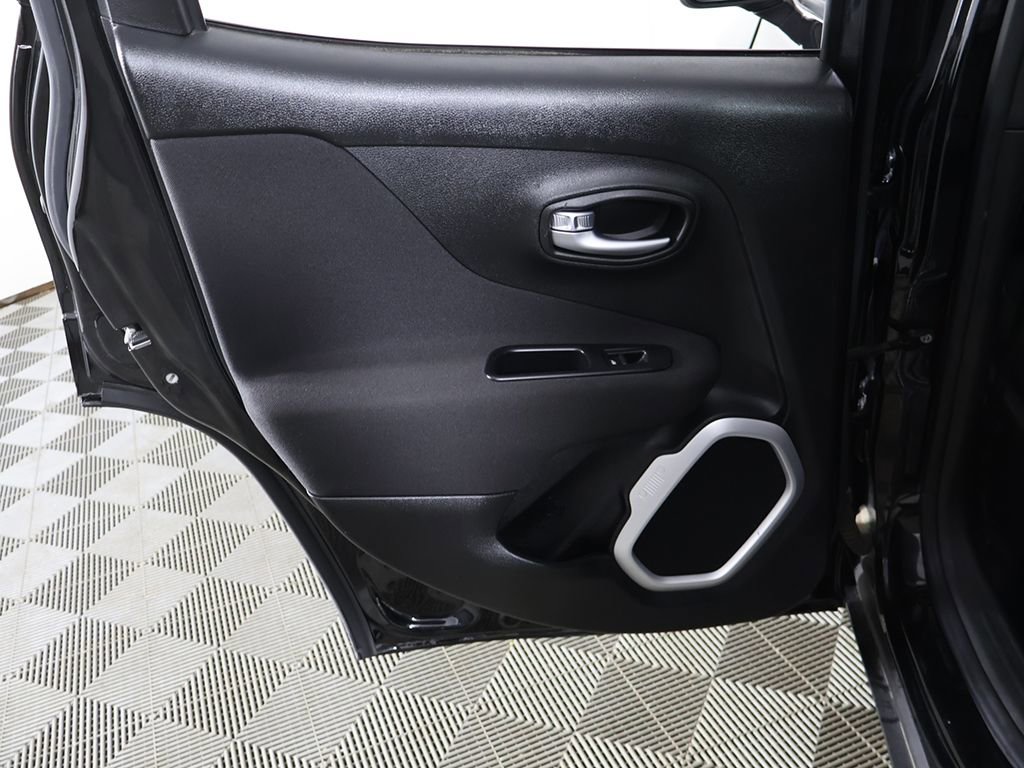 Used 2018 Jeep Renegade Latitude image 21