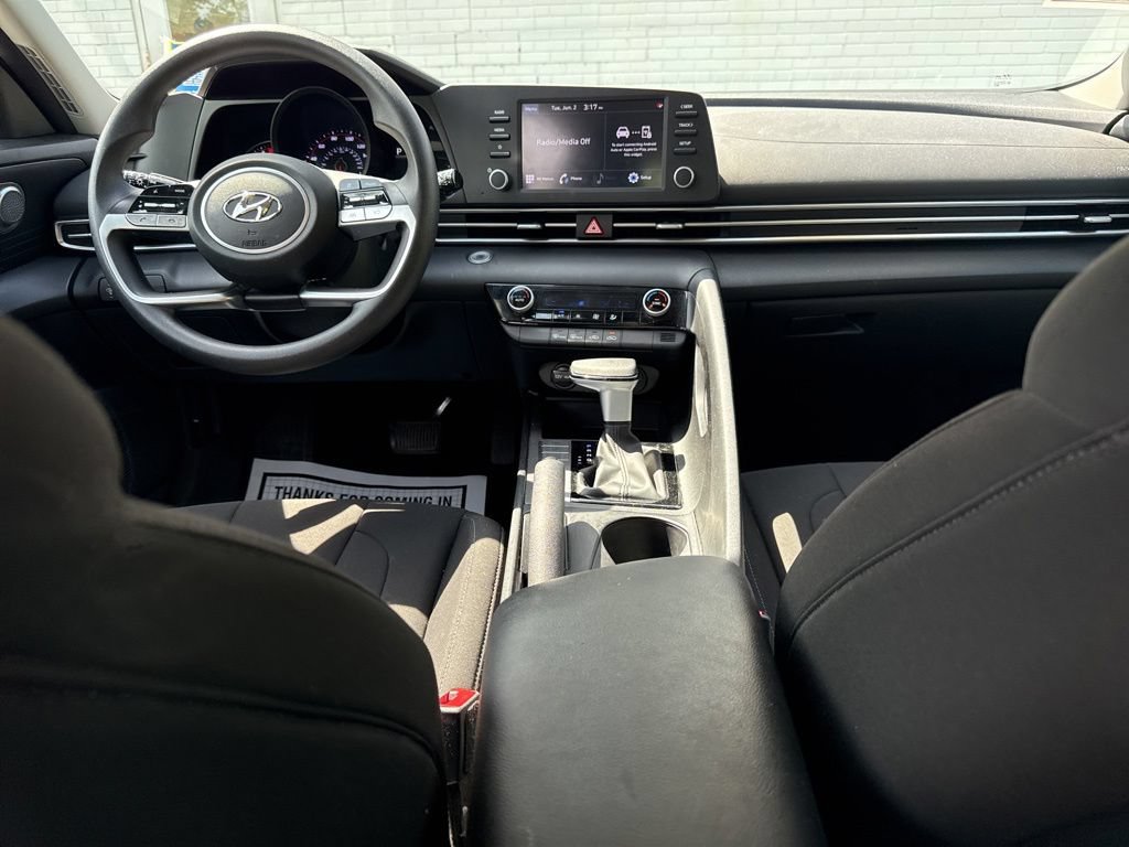 Used 2023 Hyundai Elantra SEL w/ Preferred Accessory Package FWD image 17