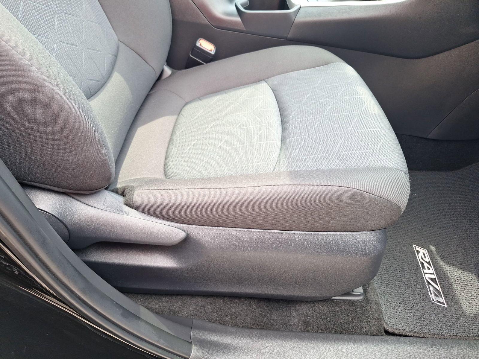 Used 2025 Toyota RAV4 XLE w/ Convenience Package FWD image 34