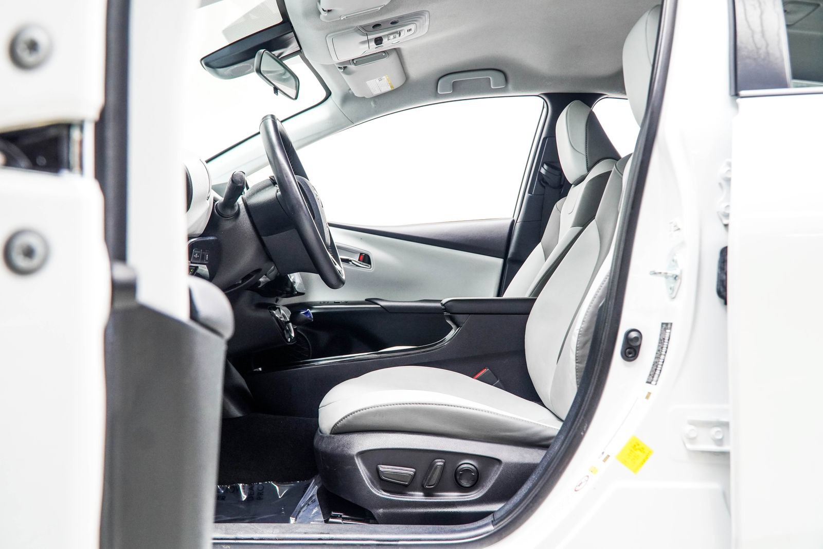 Used 2021 Toyota Prius Prime XLE FWD image 36