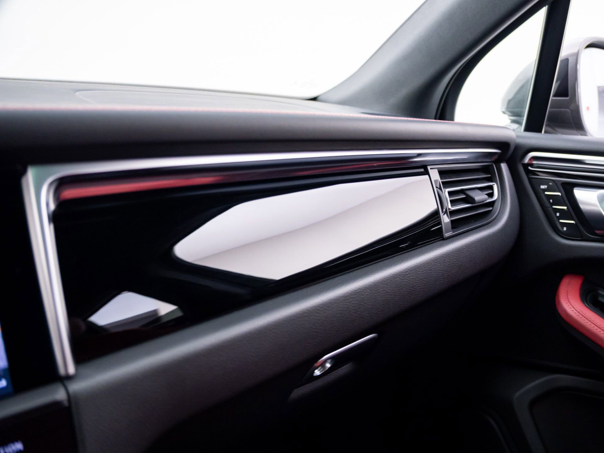 Certified 2023 Porsche Macan Turbo image 26