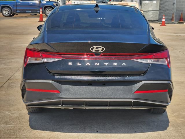 Used 2025 Hyundai Elantra SE image 6