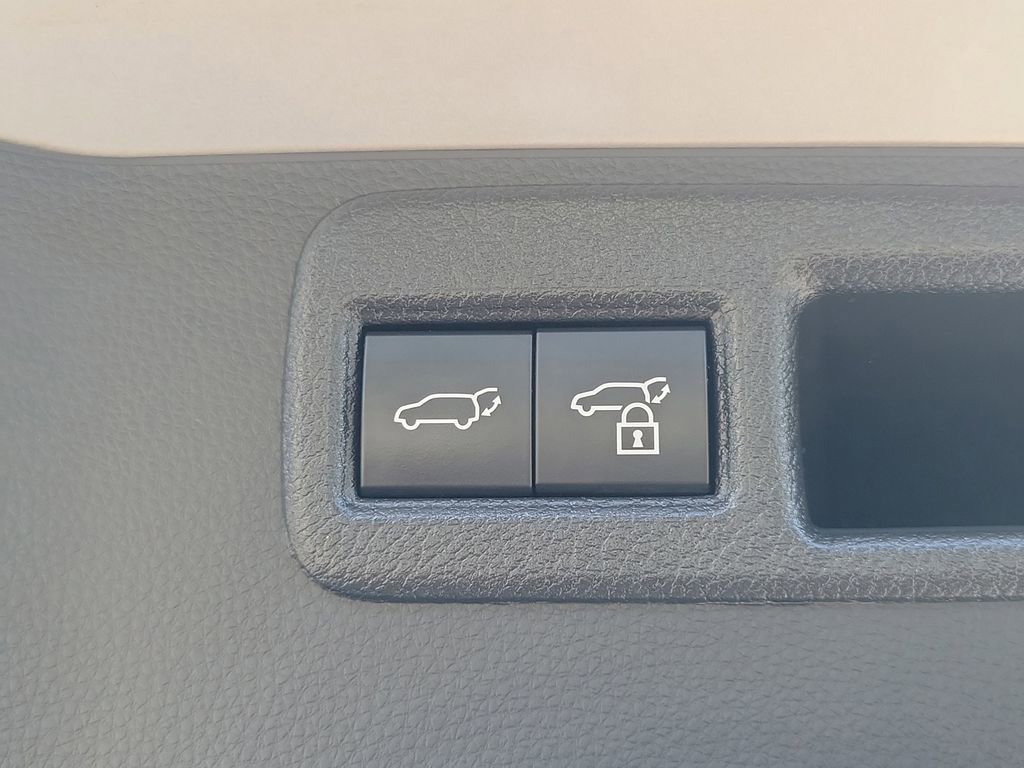 Used 2021 Toyota Venza LE image 10