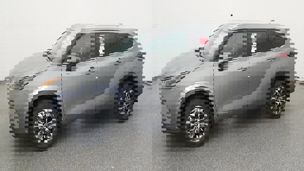New 2026 Toyota Highlander XLE image 2
