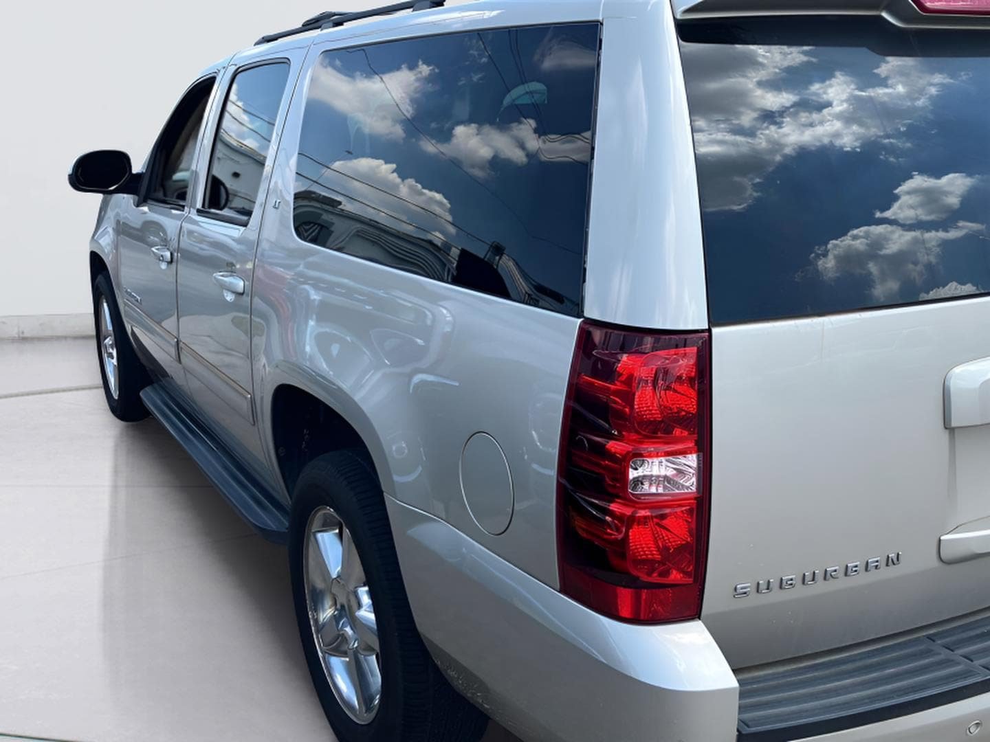 Used 2013 Chevrolet Suburban LT w/ Luxury Package RWD image 6