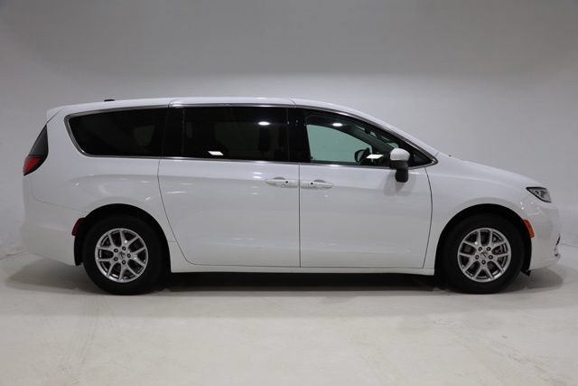 Used 2023 Chrysler Pacifica Touring-L FWD image 9