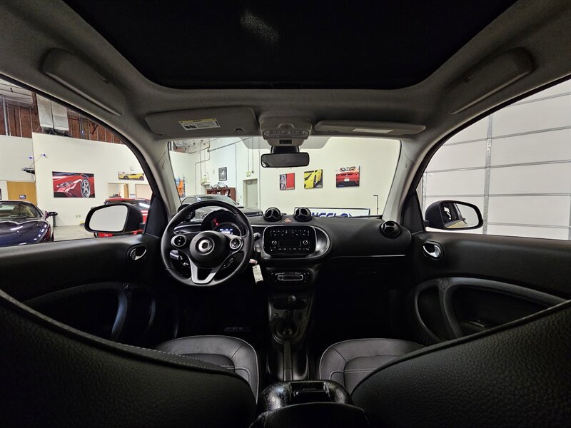 Used 2017 smart fortwo Prime RWD image 21