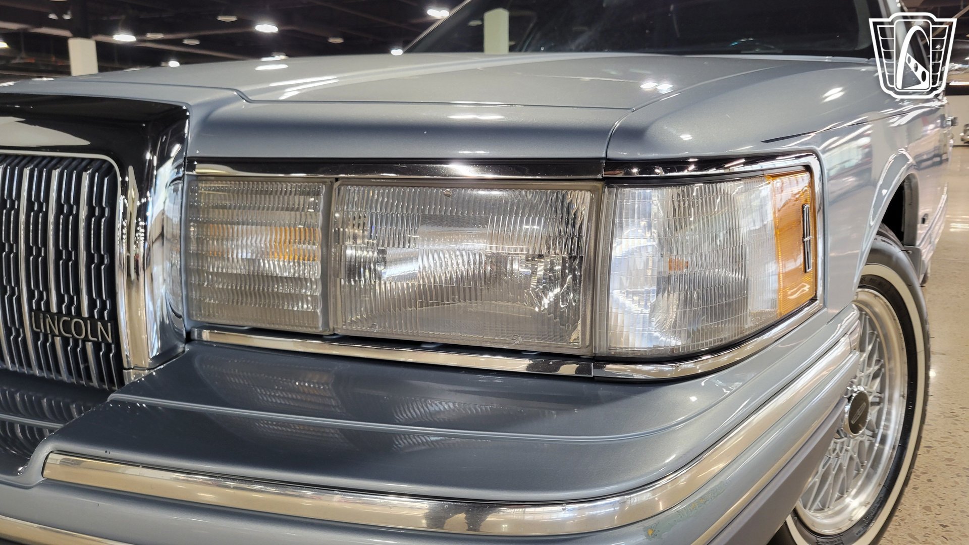 Used 1993 Lincoln Town Car Signature RWD image 17