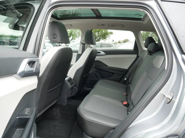 Certified 2025 Volkswagen Taos SE AWD/4WD image 17