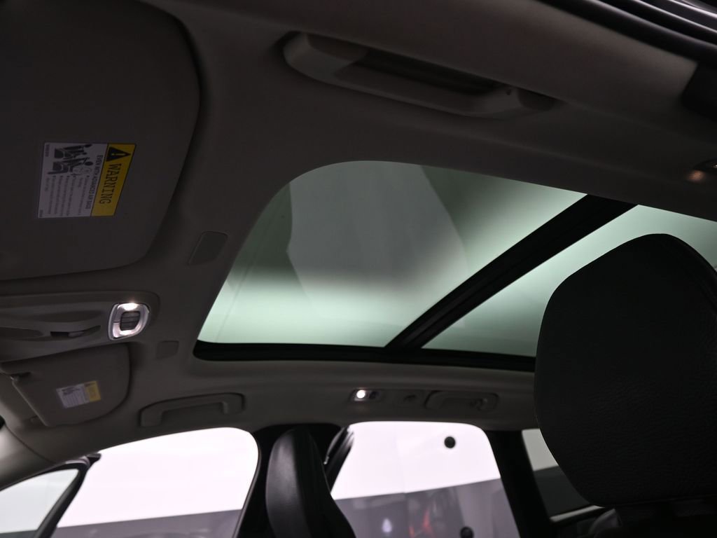 Used 2021 Volvo XC60 T5 Momentum w/ Premium Package image 16