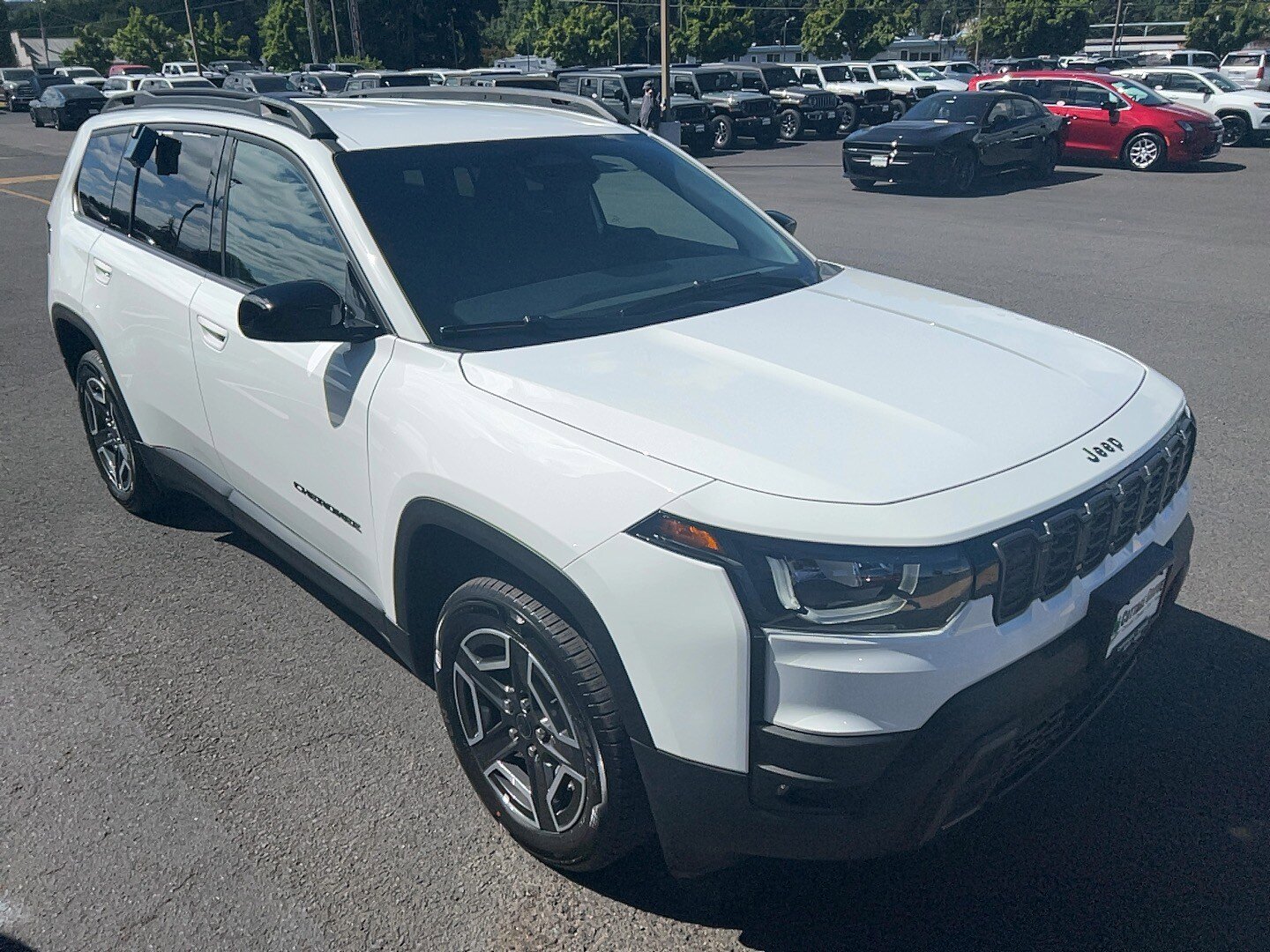 Used 2026 Jeep Cherokee Laredo AWD/4WD image 3